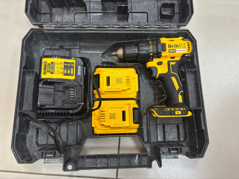 Шуруповерт Dewalt DCD7771D2